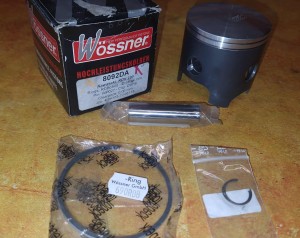 WOSSNER TŁOK KAWASAKI (2T) KDX 220 '98-'05 (68,94MM) 8092DA